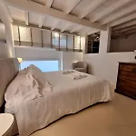 Cozy & Charming Florentine Hideaway