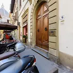 Cozy & Charming Florentine Hideaway